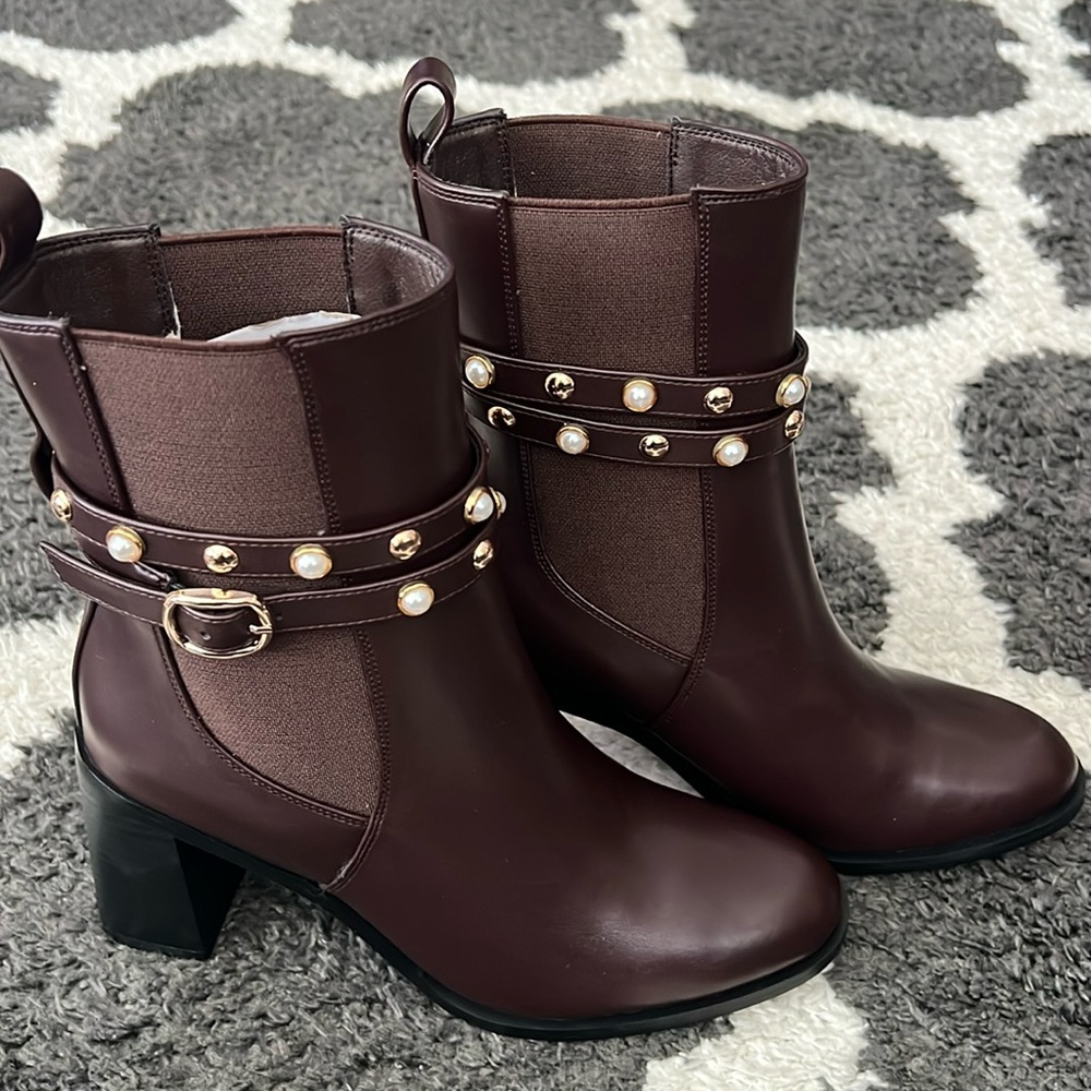Torgeis Ivy Chelsea Booties Brown size 8